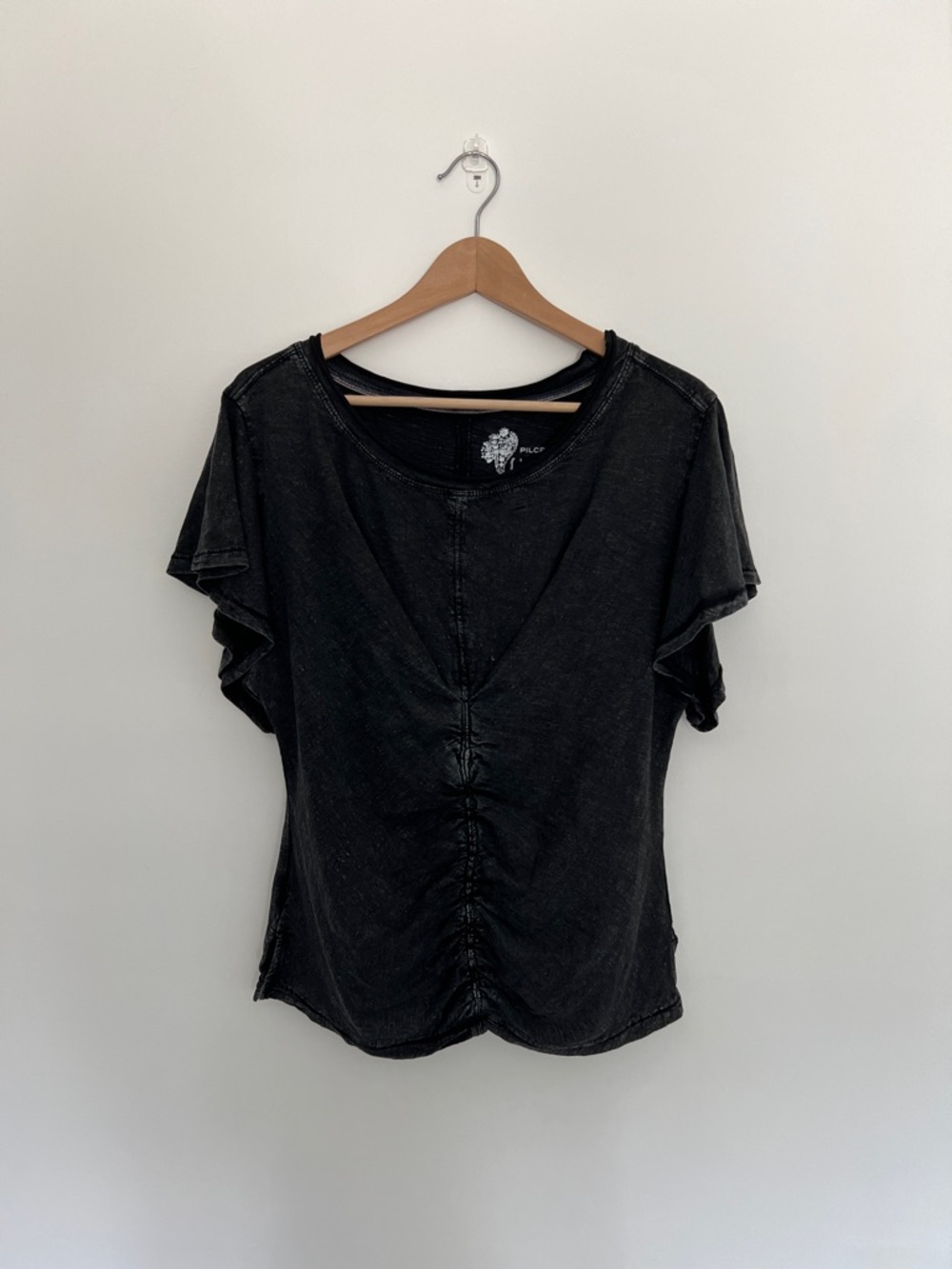 pilcro washes black flutter sleeve top with rouched front, size small